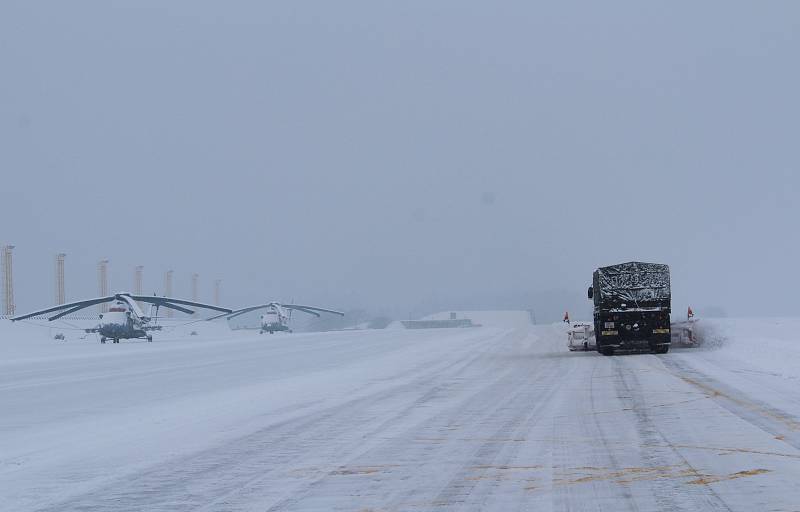 Zimní údržba vrtulníkové základny u Náměště nad Oslavou.