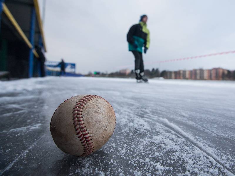 Bruslení na oválu kolem třebíčského baseballového stadionu.