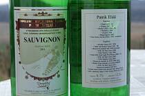 Víno se značkou Patrik Eliáš. 