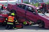 Drama v Třebíči: hasiči vyprošťovali dívku zaklíněnou pod auty. Cvičně