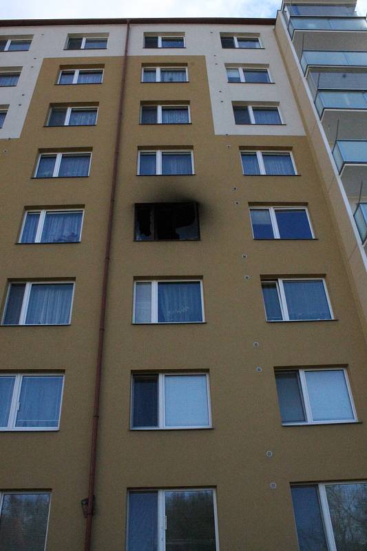 Ve třetím patře paneláku v ulici Zahraničního odboje v Třebíči Borovině došlo 26. února k tragickému požáru.
