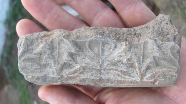 Archeologové teprve nalezené materiály ve Výčapech podrobují průzkumu. Na snímku je nalezená středověká kachle.