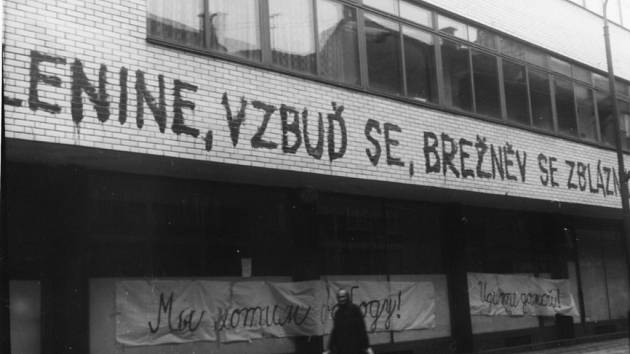 LENIN SE VŠAK NEVZBUDIL. Tento nápis a desítky dalších se po příjezdu spojeneckých či lépe řečeno okupačních vojsk vyrojily nejen po Třebíči, ale po celém okrese. 