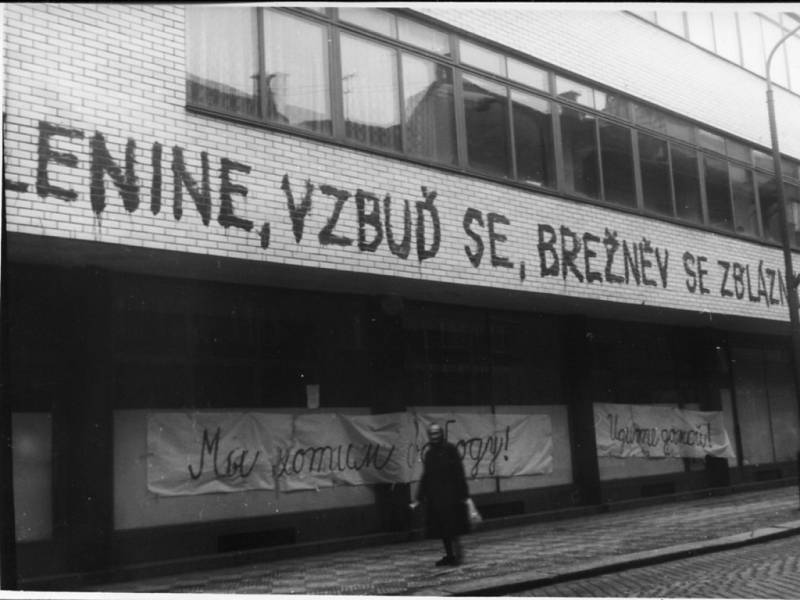 LENIN SE VŠAK NEVZBUDIL. Tento nápis a desítky dalších se po příjezdu spojeneckých či lépe řečeno okupačních vojsk vyrojily nejen po Třebíči, ale po celém okrese. 