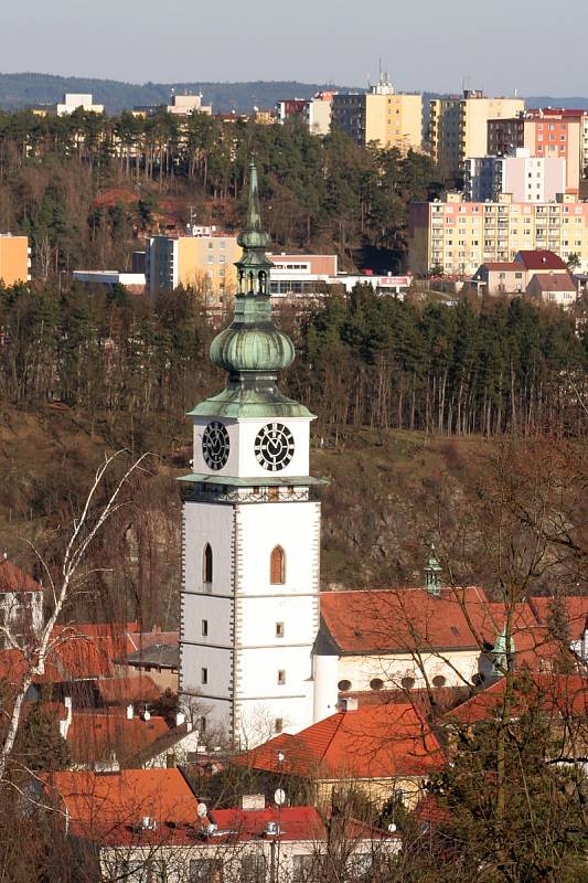 Městská věž, jejíž hodiny jsou největší ve střední Evropě.