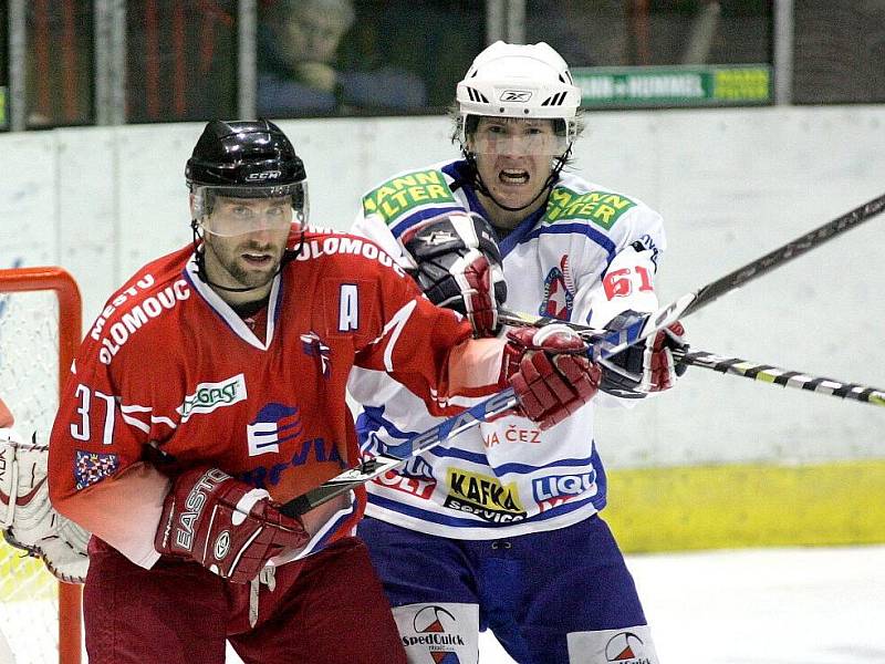 Třebíčští hokejisté (ve světlém) měli v duelu s třetí Olomoucí víc než na bod. Tři třetiny ani pětiminutové prodloužení o vítězi nerozhodly, o bonusovém bodu pro Olomouc rozhodl v páté sérii nájezdů Petr Polodna.