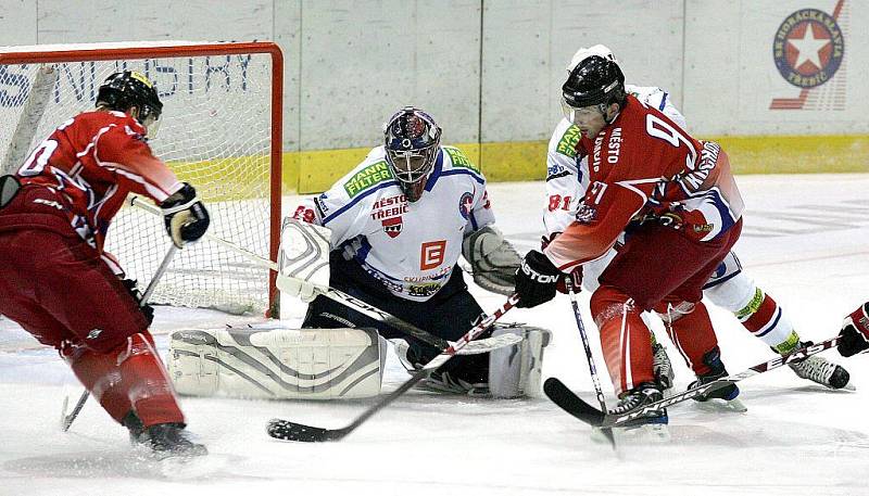 Třebíčští hokejisté (ve světlém) měli v duelu s třetí Olomoucí víc než na bod. Tři třetiny ani pětiminutové prodloužení o vítězi nerozhodly, o bonusovém bodu pro Olomouc rozhodl v páté sérii nájezdů Petr Polodna.