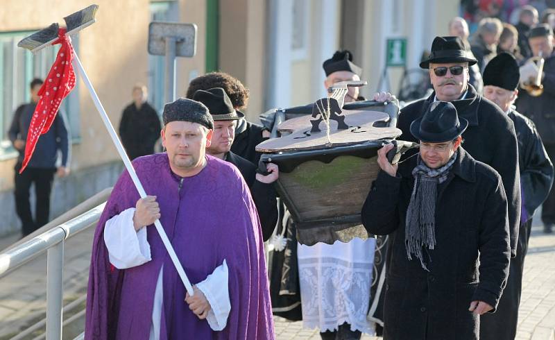 V Jaroměřicích nad Rokytnou na Třebíčsku uspořádali v sobotu velkolepý smuteční průvod. 