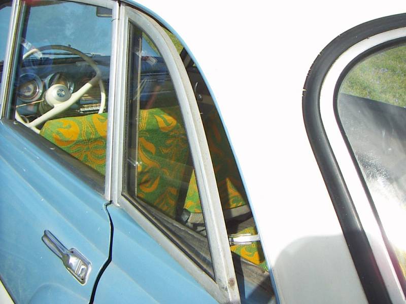 Wartburg 1000 v atraktivním dvoubarevném lakování v odstínech modré a bílé vlastní rodina Rouskových z Častotic.