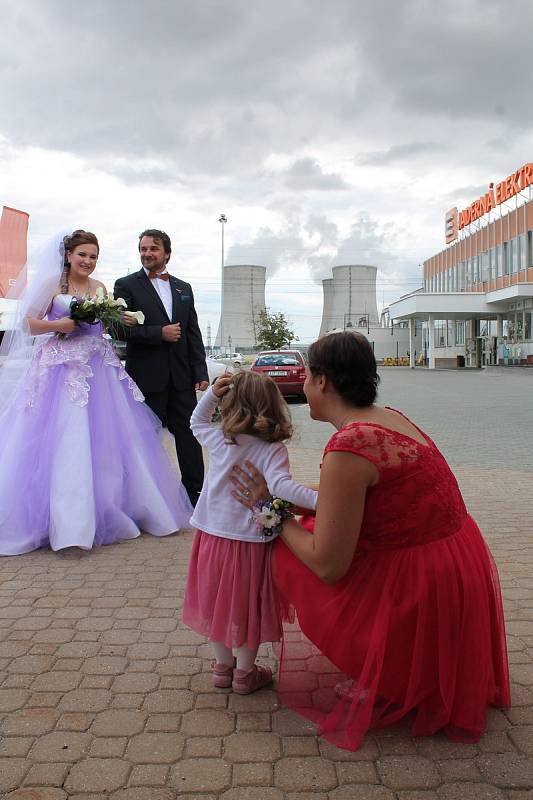 Ze svatby Jany Manové a Milana Hypra. Jako první v historii dukovanské jaderné elektrárny byli oddáni v tamním infocentru
