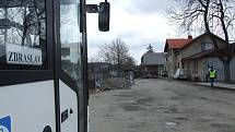 Zatím se v prostoru „autobusáku“ v Náměšti nad Oslavou začíná budovat přístupový chodník. Velmi brzy přijde na řadu razantní proměna nevábně vyhlížejícího plácku v moderní dopravní centrum.