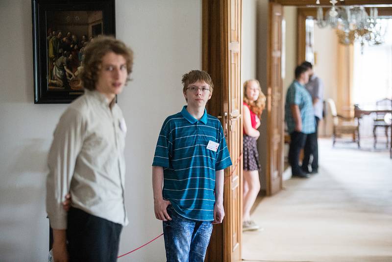 Žáci ZŠ Komenského, provádějí návštěvníky zámku v Náměšti nad Oslavou.