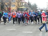 Závodník z pořádajícího oddílu Atletic Třebíč v tradičním Silvestrovském běhu na Klučovskou horu, Tomáš Nováček (s číslem 105) obsadil druhou příčku.