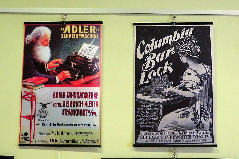 Eduard Hošek sbírá i reklamní plakáty inzerující psací stroje.