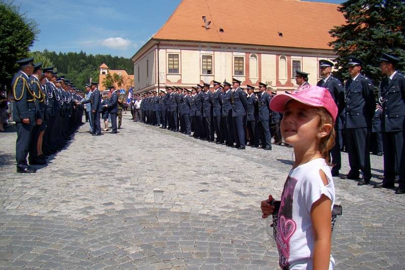 Na Masarykově náměstí v Náměšti nad Oslavou se představila 22. základna letectva ze Sedlece. Přelet armádních vrtulníků, ocenění zasloužilých vojáků i slavnostní předávání velitelství si nenechala ujít řada lidí.