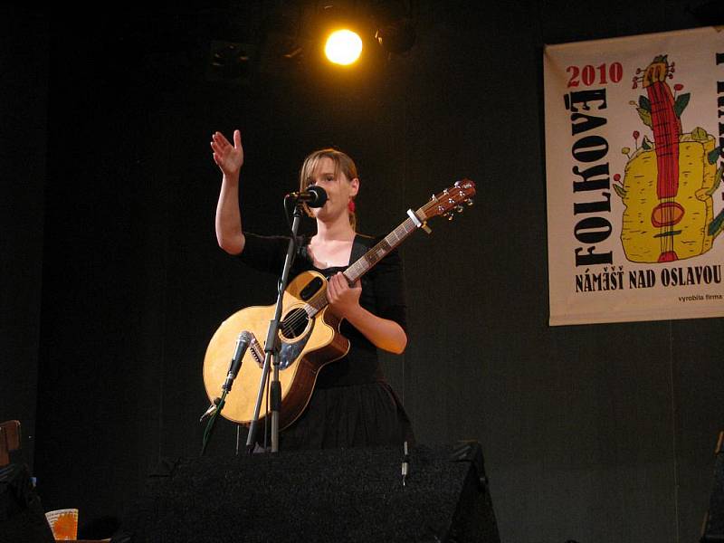 Třem ženám patřil pondělní koncert Folkových prázdnin. V Náměšti nad Oslavou vystoupila Žofie Kabelková, Zuzana Novak a Greet Garriau se skupinou Lupa Luna.