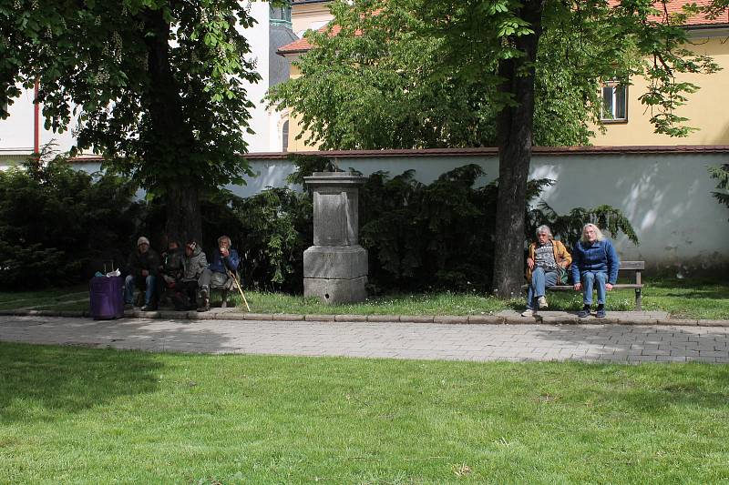 Uzavírka v Třebíči a její dopady. Největší klid je v parčíku u gymnázia. Tamní osazenstvo chodí nejčastěji pěšky.