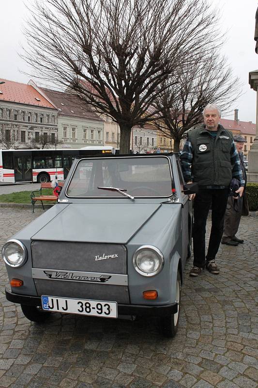 V Třebíči zahájili letošní veteránskou sezonu. Radek Kittler a jeho neobvyklý velorex.