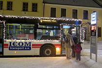 Vánoční autobus v zasněžené Třebíči.