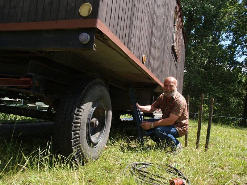 Jiří Čáslavský a jeho promítací maringotka „FILMFÁRUM“.