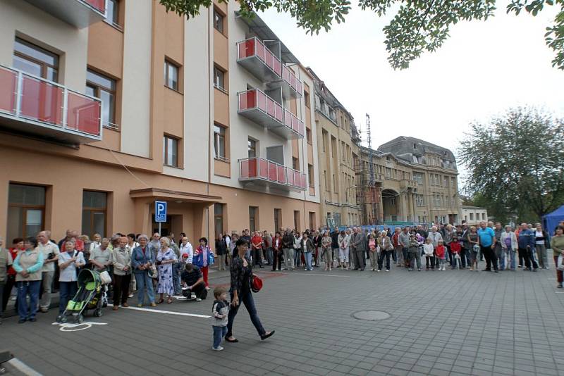 Slavnostního otevření nových borovinských bytů Na hradě se ujal starosta Třebíče Pavel Heřman se senátorem Vítězslavem Jonášem. Okamžitě poté se lidé vydali na prohlídku sedmadvaceti jednotek.