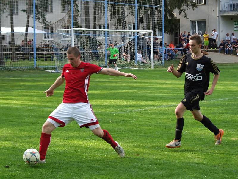 Hartvíkovice (v černém) nebyly v utkání 19. kola I. B třídy proti Nedvědici lepším mužstvem na hřišti. Těsné vedení zkraje druhé půle nakonec uhájily i bez vyloučeného Milana Outulného.