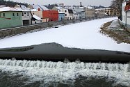 Zamrzlá řeka Jihlava v pátek 25. ledna v Třebíči.