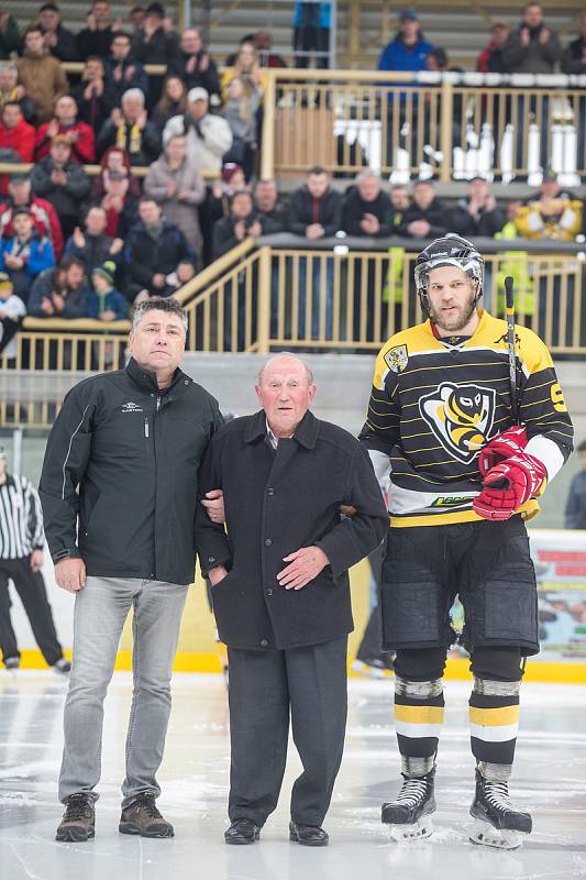 Hokejové superfinále mezi HC Moravské Budějovice 2005 a HC Baník Sokolov.