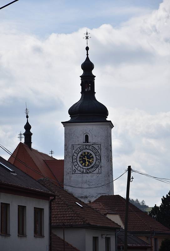 Kostel svatého Jakuba Staršího ve Stařči je unikát. Na věži jsou totiž kromě klasických i čtyřiadvacetihodinové hodiny. Ty byly v minulosti plně funkční.