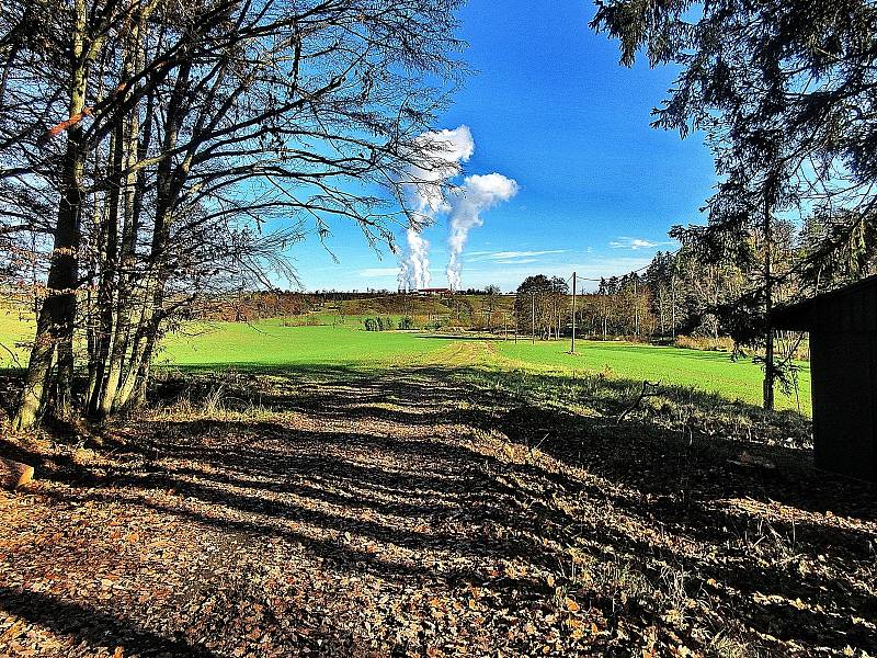 Pozůstatky zaniklé osady a tvrze Mstěnice. V pozadí vodní páry z chladících věží JE Dukovany, foto Ludvík Havlát