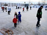 Nová ledová plocha vznikla na hřišti třebíčského baseballového klubu Nuclears.  Pamětníci si vybaví, že se na stejné místo chodilo bruslit již před lety.