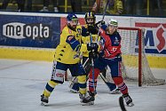 Hokejisté Třebíče (v červených dresech) zvítězili ve středu na ledě Přerova (ve žlutých dresech) 3:1 a do tabulky první ligy si připsali další tři body.