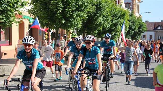 Cykloběh za Českou republiku bez drog měl ve čtvrtek dopoledne zastávku v Moravských Budějovicích.