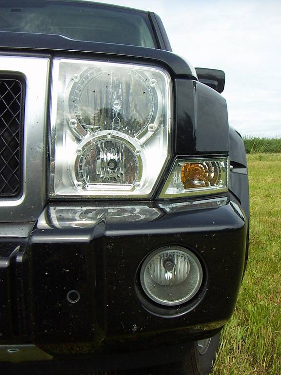 Jeep Comander v temně černé barvě jezdí od března v Třebíči. Pod kapotou má vidlicový osmiválec o  obsahu 5,7 litrů s výkonem 326 koní.