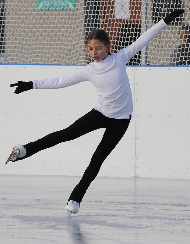 Emílie Dokulilová z Krasoklubu Náměšť nad Oslavou při tréninku na umělé ledové ploše v třebíčském sportovním areálu Na Hvězdě.