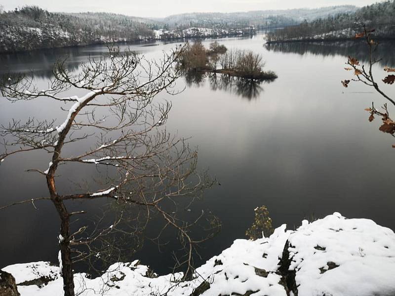 Putování po březích Dalešické přehrady. Podívejte se na fotografie