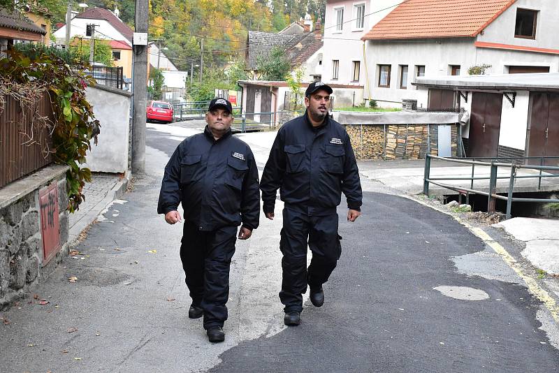 Romští asistenti prevence kriminality při pochůzce v centru Třebíče.