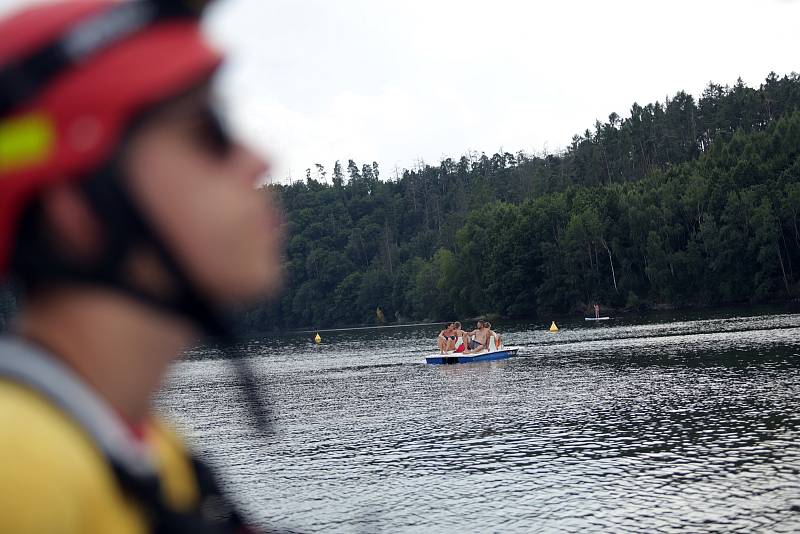 Dalešická přehrada láká během sezóny tisíce návštěvníků. Na jejich bezpečí dohlíží sehraný tým vodních záchranářů, kteří jsou vybavení novým člunem. Díky němu dokáží zachraňovat zdraví, životy, nebo jen řešit nerozvážnosti letních turistů. Milovníci oblíb