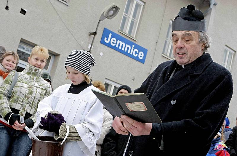 Takto se jemničtí loučili 31. prosince 2010 s posledním vlakem pravidelné osobní přepravy objednané Krajem Vysočina.