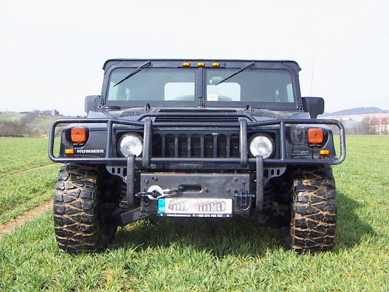 Hummer H1 je obří vůz, uvnitř má ovšem jen čtyři samostatné sedačky.