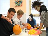 Hlavně z fantazie studentů vznikaly nápady, jak si zpestřit vyučování cizích jazyků. Třída 2. A slavila Halloween. 