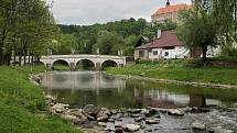 Barokní most v Náměšti nad Oslavou je hned po Karlově mostě v Praze největším mostem s nejbohatší sochařskou výzdobou u nás