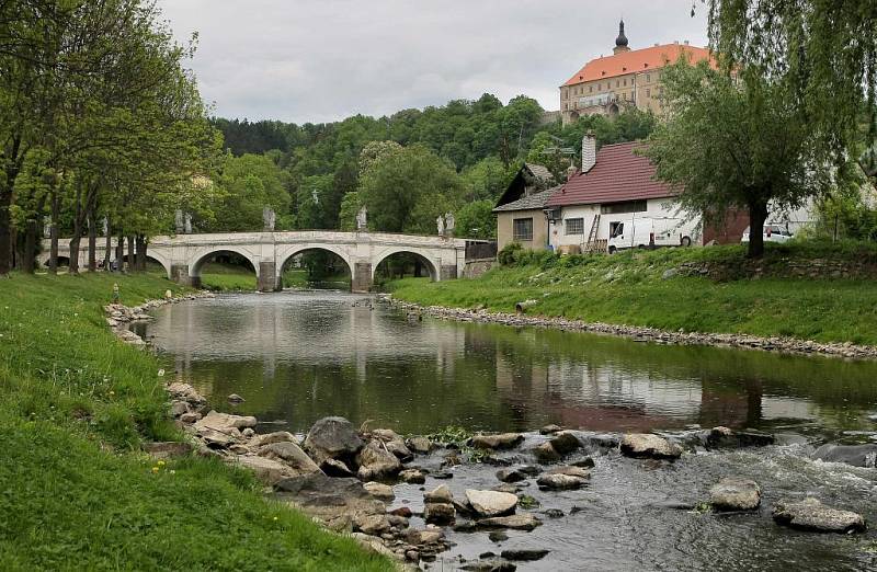 Barokní most v Náměšti nad Oslavou je hned po Karlově mostě v Praze největším mostem s nejbohatší sochařskou výzdobou u nás