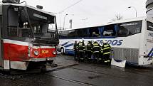 V Praze na Florenci se v pondělí dopoledne srazil zájezdový autobus společnosti Tredos s tramvají. Při nehodě bylo lehce zraněno šest lidí.