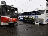 V Praze na Florenci se v pondělí dopoledne srazil zájezdový autobus společnosti Tredos s tramvají. Při nehodě bylo lehce zraněno šest lidí.