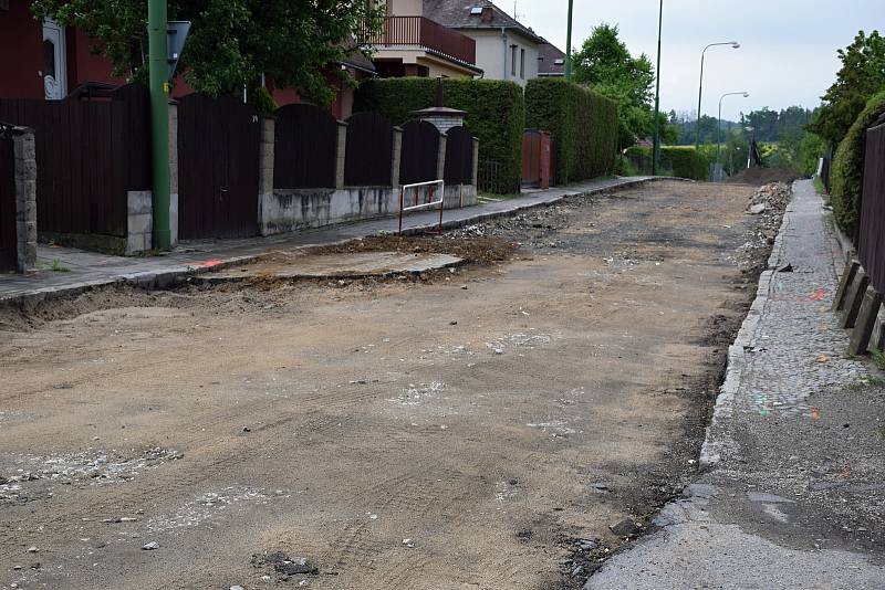 Na opravě Řípovské a Seifertovy ulice dělníci pracují od počátku léta.