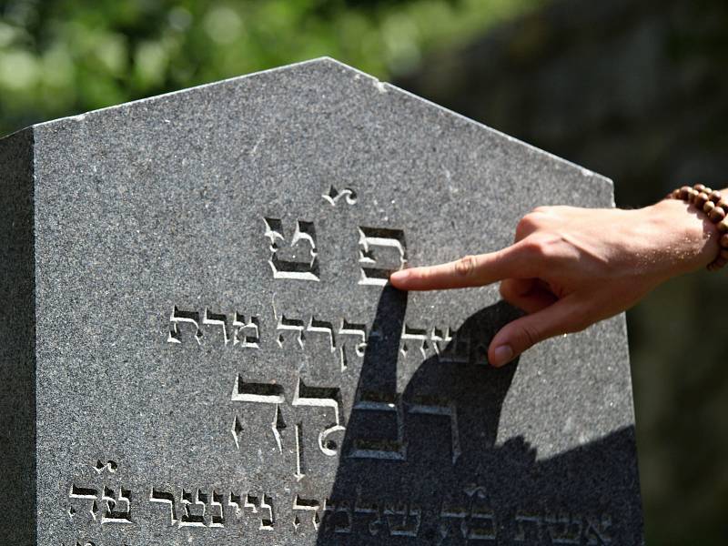 Student hebraistiky Tobiáš Smolík provedl zájemce historií třebíčského židovského hřbitova.