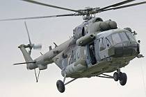 Vojenský vrtulník musel nouzově přistát u Mohelna.
