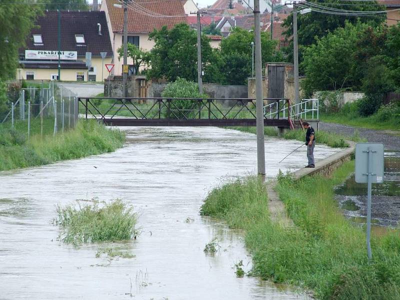 Štěpánovický potok v Jaroměřicích. Velká voda opět potrápila Třebíčsko. Všechny řeky a potoky v pondělí po vydatných deštích zaznamenaly zvýšené průtoky.