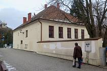 Dům v Soukenické ulici za hlavní poštou v Třebíči město opravovat nebude. Prodá jej.